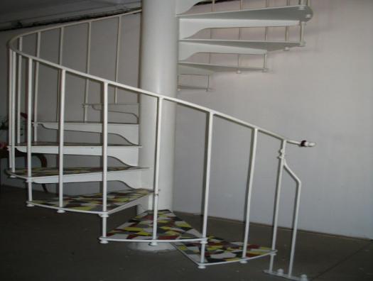 Escalier hélicoïdal, marches de mosaïque