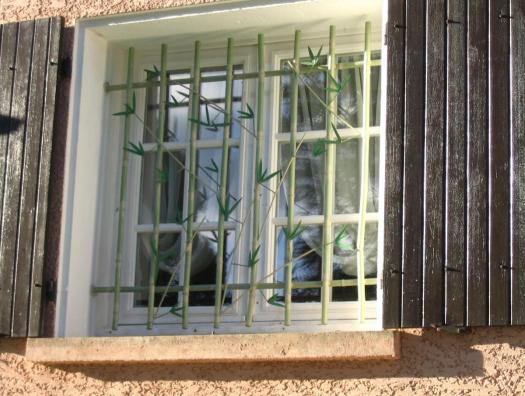 Grille de fenêtre "Bambous"... Finition par peinture au petit pinceau