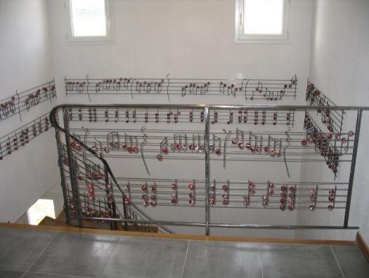 Détail... La partition musicale devient décor mural, se déroule autour de la cage d'escalier